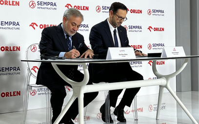 W środę umowę na dostawy LNG z USA podpisali Dan Brouillette, prezes Sempry Infrastructure (z lewej)