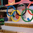 Partnerami ruchu olimpijskiego są korporacje z całego świata: m.in. amerykańskie Visa, Coca-Cola, Ge