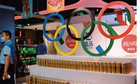 Partnerami ruchu olimpijskiego są korporacje z całego świata: m.in. amerykańskie Visa, Coca-Cola, Ge