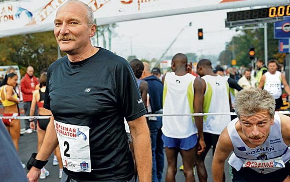 Maciej Frankiewicz (z lewej) wziął udział w 27 maratonach. Na zdjęciu podczas biegu w Poznaniu w paź