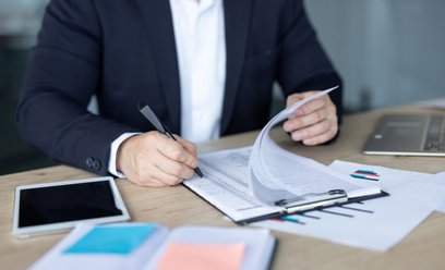 Jak liczyć terminy w PZP, gdy ostatni dzień wypada w sobotę?