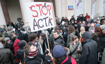 Protest przeciwko podpisaniu porozumienia ACTA przeniósł się z Internetu na ulicę - wczoraj demonstr