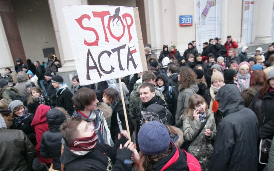 Protest przeciwko podpisaniu porozumienia ACTA przeniósł się z Internetu na ulicę - wczoraj demonstr