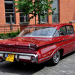Zabytkowy Oldsmobile 88 Dynamic. Nadwozie pokryte jest pięknym perłowym lakierem, który w słońcu wpa