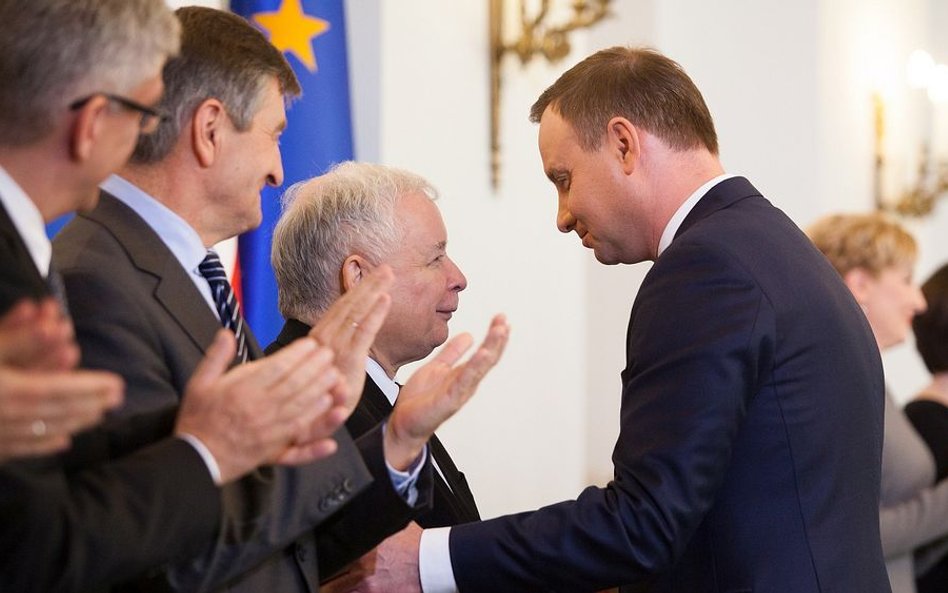 Polska pod rządami PiS nie radzi sobie z nowymi wyzwaniami (z prawej: prezydent Andrzej Duda i preze