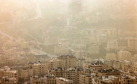 Zmiany klimatu uderzają też w terytoria kontrolowane przez Palestyńczyków – na zdjęciu burza pyłowa 