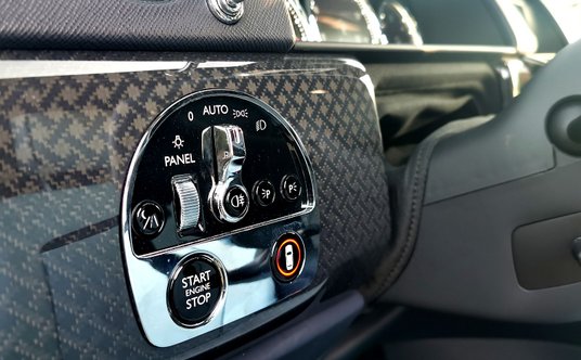 Przycisk startu silnika znajduje się z lewej strony kolumny kierownicy