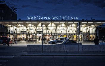 Zakres zamówienia obejmuje budowę siedmiu nowoczesnych peronów przykrytych dachem, trzech przejść po