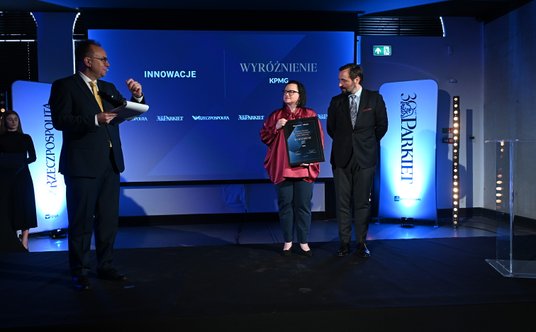Nagrodę odbiera Marta Zemka, Partner w Dziale Audytu Przedsiębiorstw w KPMG w Polsce