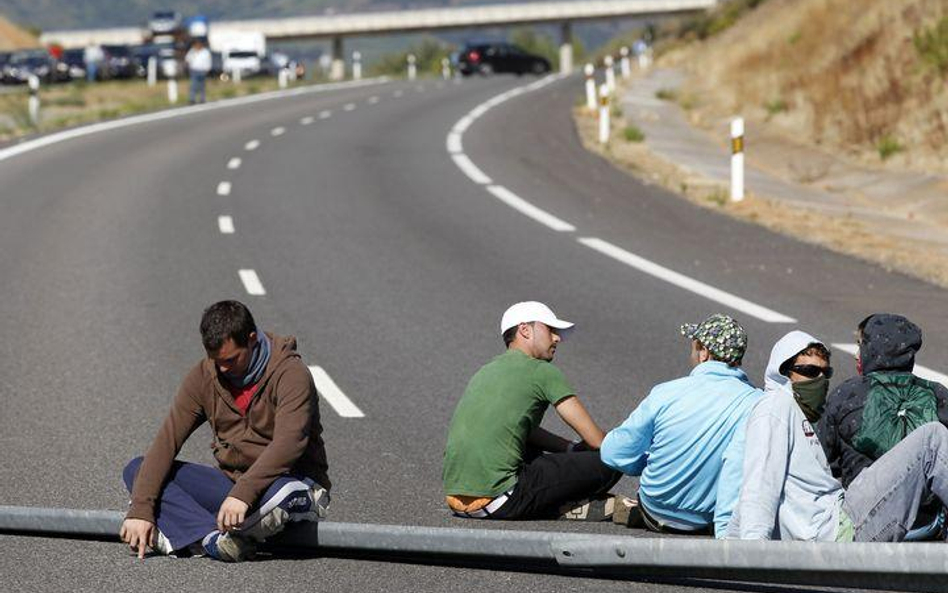 51 górników blokowało autostradę nr 6 i linię kolejową w miejscowości San Roman de Bembibre w pobliż