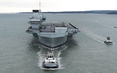 Lotniskowiec HMS Prince of Wales (R09) wchodzi do portu wojennego w Portsmouth. Fot./Royal Navy.