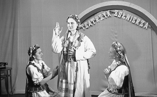 Ryszarda Hanin (w środku) na scenie: Teatrzyk Żołnierza, 25 października 1953 r.