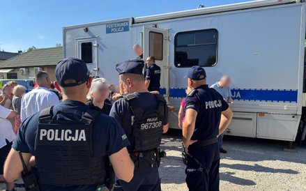 Policjanci w spalonym budynku w Ząbkach