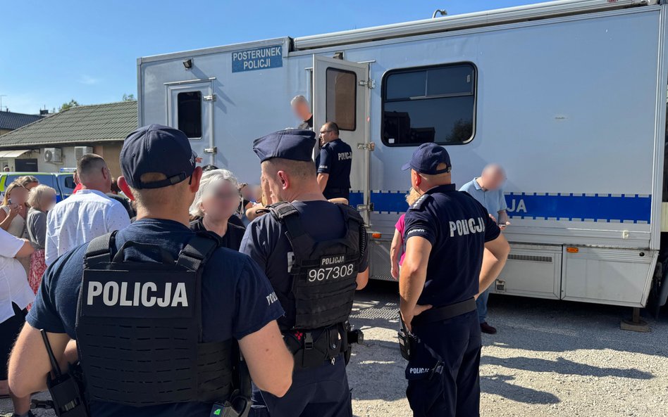 Policjanci w spalonym budynku w Ząbkach