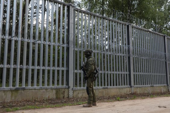 Funkcjonariusz Straży Granicznej na granicy polsko-białoruskiej w miejscowości Połowce-Pieszczatka