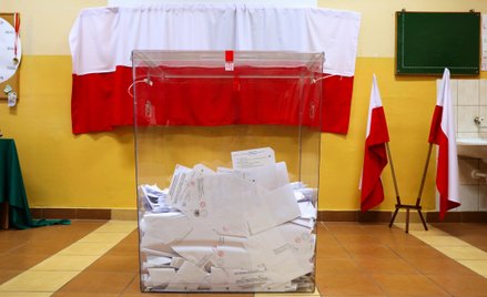 W czasie wyborów w Krakowie mężczyzna podarł i wyrzucił kartę do głosowania / Zdjęcie ilustracyjne