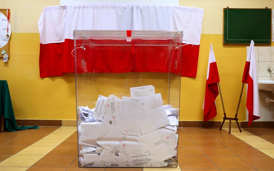 W czasie wyborów w Krakowie mężczyzna podarł i wyrzucił kartę do głosowania / Zdjęcie ilustracyjne
