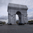 Dzieło „L’Arc de Triomphe, Wrapped” autorstwa Christo odsłonięto jesienią 2021 roku w Paryżu. Bułgar