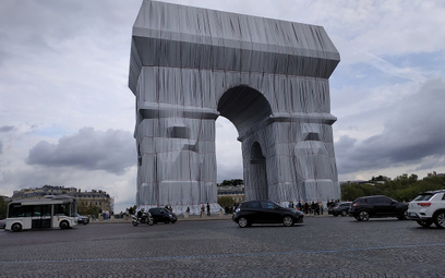 Dzieło „L’Arc de Triomphe, Wrapped” autorstwa Christo odsłonięto jesienią 2021 roku w Paryżu. Bułgar