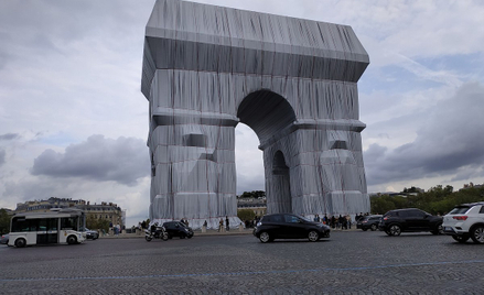 Dzieło „L’Arc de Triomphe, Wrapped” autorstwa Christo odsłonięto jesienią 2021 roku w Paryżu. Bułgar