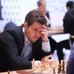 Magnus Carlsen (z lewej) w pojedynku z Merabem Gagunaszwilim z Gruzji podczas mistrzostw świata w Wa