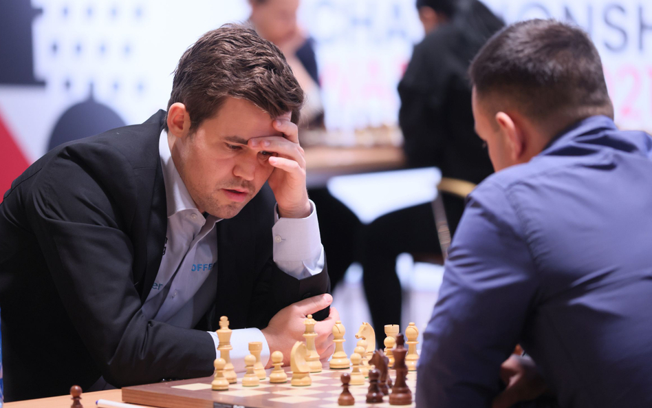 Magnus Carlsen (z lewej) w pojedynku z Merabem Gagunaszwilim z Gruzji podczas mistrzostw świata w Wa