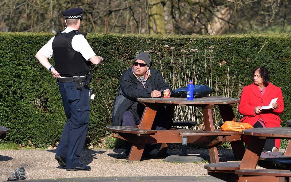 Londyńscy policjanci odkażą się ginem. Zewnętrznie