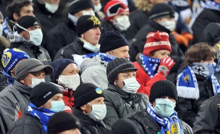 Kibice w Kijowie w przeciwgrypowych maseczkach