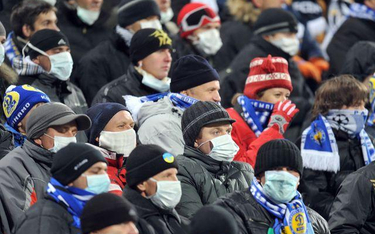 Kibice w Kijowie w przeciwgrypowych maseczkach