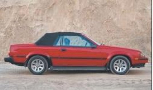 Dach jest sterowany elektrycznie. Nie tylko silnik i blachy, ale też wnętrze, są w świetnym stanie.