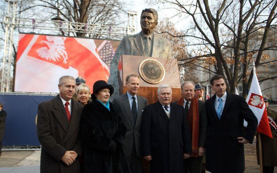 Wałęsa przy pomniku Reagana: udało się zakończyć podziały