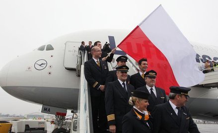 Personel Lufthansy nosi żakiety, płaszcze i kamizelki szyte przez państwową firmę Cora-Tex z Krasneg