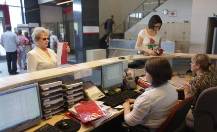 W 2014 r.. zwiększyła się liczba urzędników, ale tylko w samorządach, w administracji centralnej zat