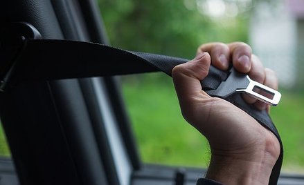 Policja kontroluje zapinanie pasów i stosowanie fotelików do przewożenia dzieci