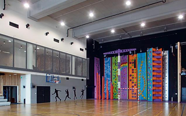 Sportstacja w trójmiejskiej Alchemii – oprócz ścianki wspinaczkowej jest też duża sala gimnastyczna