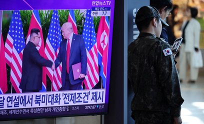 Donad Trump opublikował w serwisie Truth Social wspólne zdjęcie z Kimem ze spotkania w Singapurze w 