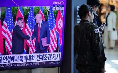 Donad Trump opublikował w serwisie Truth Social wspólne zdjęcie z Kimem ze spotkania w Singapurze w 