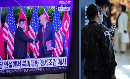 Donad Trump opublikował w serwisie Truth Social wspólne zdjęcie z Kimem ze spotkania w Singapurze w 