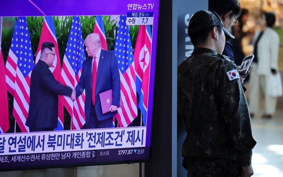 Donad Trump opublikował w serwisie Truth Social wspólne zdjęcie z Kimem ze spotkania w Singapurze w 