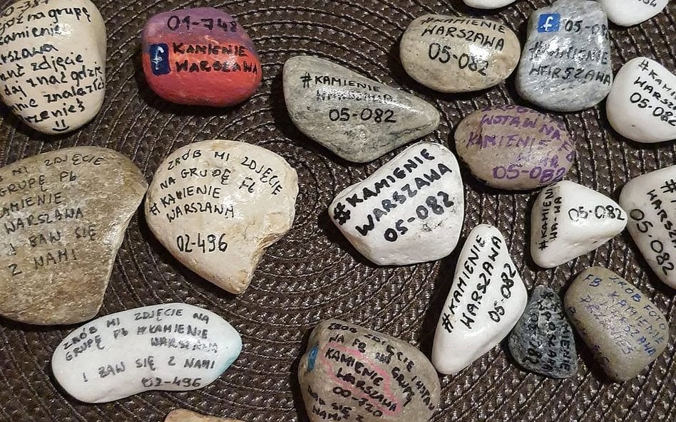 Pomalowane i oznaczone kodami kamienie można znaleźć w parkach w całej Polsce