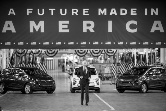 Joe Biden w zakładzie produkującym samochody elektryczne General Motors Factory ZERO, Detroit, listo