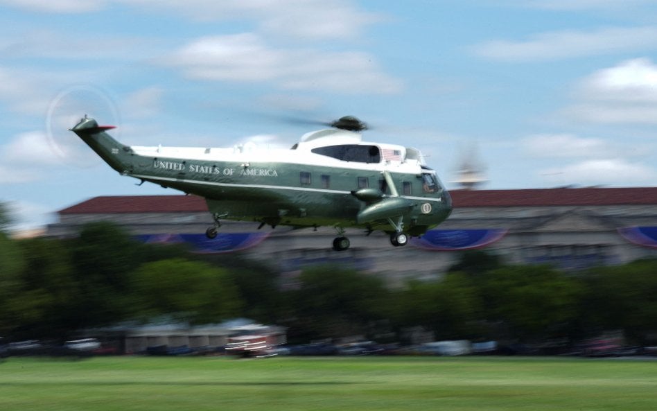 Śmigłowiec Marine One, którym leciał Donald Trump wystartował, mimo że na lotnisku Reagana nie wstrz