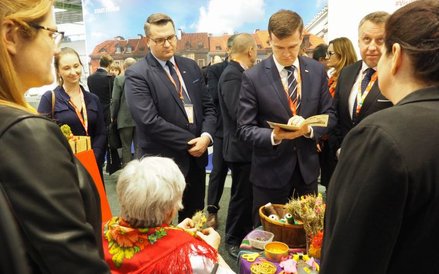 Turystyce gospodarstwa wiejskie promują się rękodziełem.