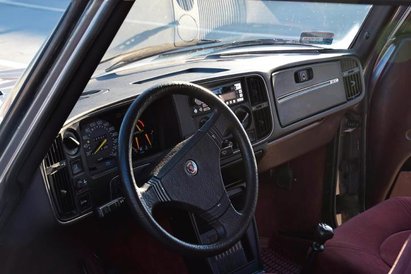 Wóz jest w pełni oryginalny i dobrze wyposażony.