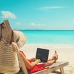 Praca i wakacje w jednym. Jak pracownicy chronią dane osobowe podczas workation