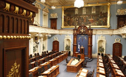 Polityk: Zakazać hidżabów. Krzyż? Nie jest symbolem religijnym