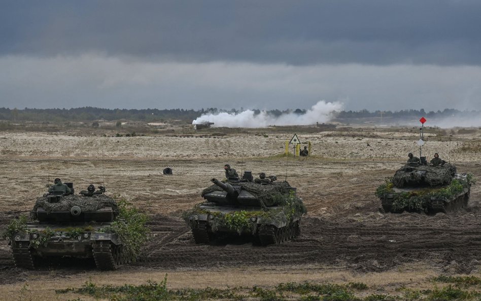 Polskie czołgi Leopard podczas wojskowych na poligonie w Nowej Dębie.