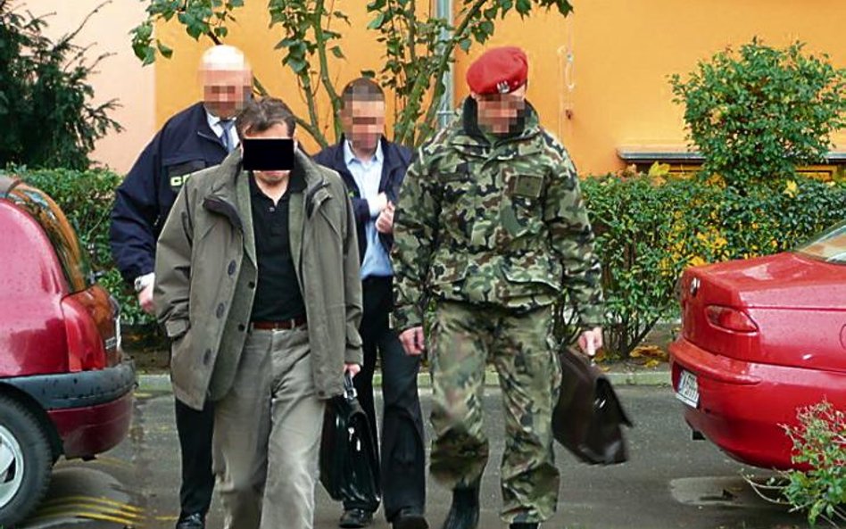 Zatrzymanych wczoraj wojskowych obciążyli przedsiębiorcy. Poskarżyli się prokuraturze, że bez łapówk