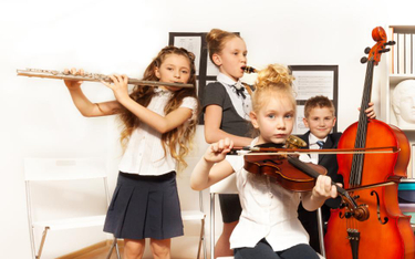 Wypożyczanie instrumentów muzycznych przez szkołę uczniom zwolnione z VAT