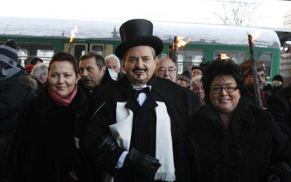 Uroczystości rocznicowe rozpoczęła w niedzielę w Poznaniu inscenizacja przyjazdu Ignacego Paderewski